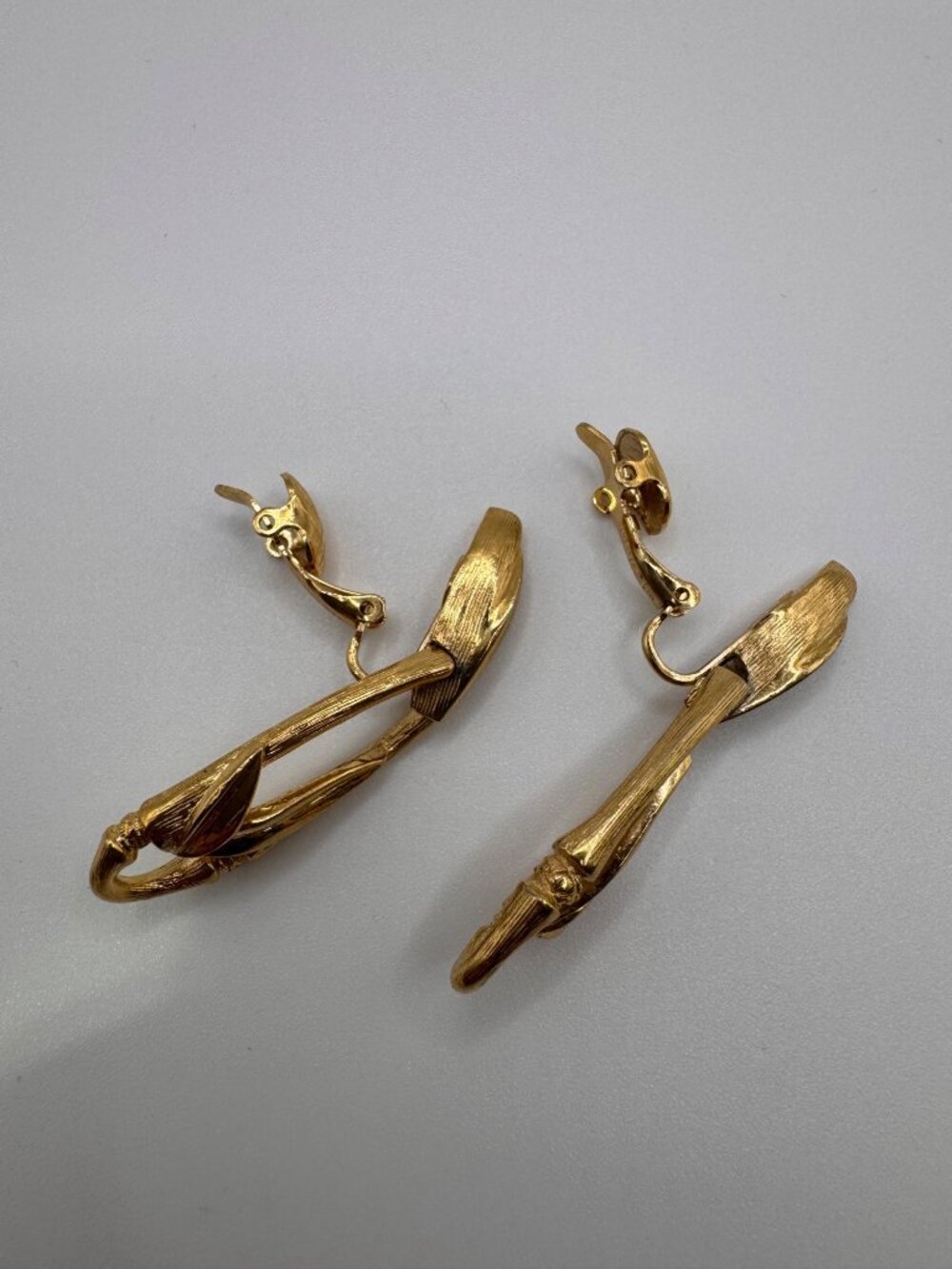 Vintage Trifari Bamboo Drop Earrings Gold Tone Dangle Signed Designer Chic - Picture 8 of 9